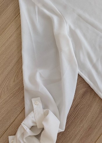 Düz Kesim Ofis Kumaş Pantolon ve etiketi üstünde beyaz gömlek - Görsel 4