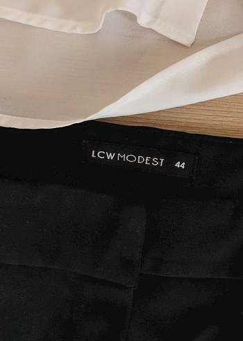 Düz Kesim Ofis Kumaş Pantolon ve etiketi üstünde beyaz gömlek - Görsel 3