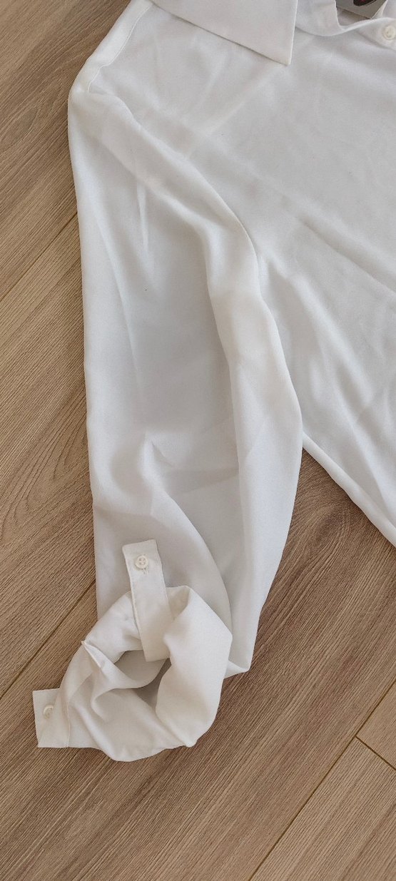 Düz Kesim Ofis Kumaş Pantolon ve etiketi üstünde beyaz gömlek - Görsel 4