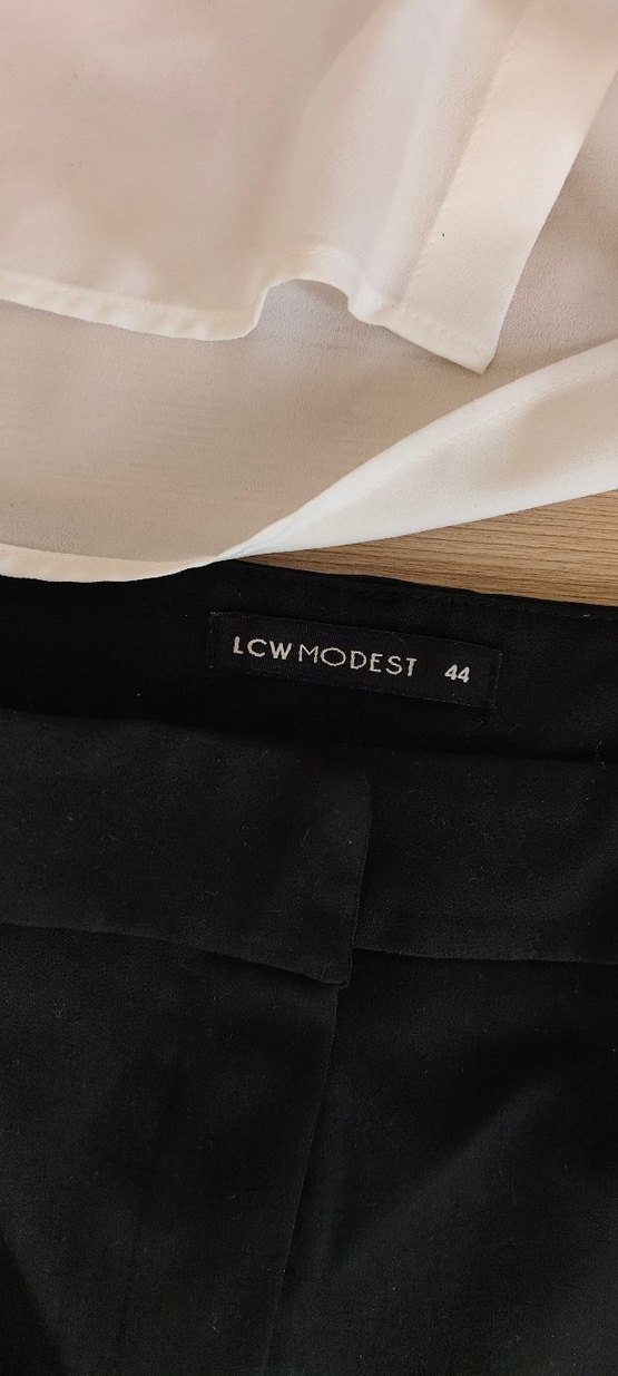 Düz Kesim Ofis Kumaş Pantolon ve etiketi üstünde beyaz gömlek - Görsel 3