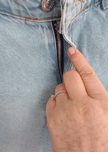 Kadın Mavi Yırtık Denim Mini Şort - Görsel 3