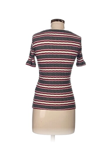 m Beden Defacto T-shirt %70 İndirimli.