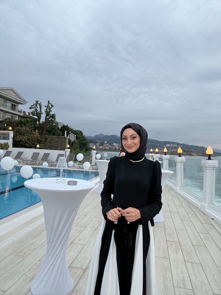 Vera Siyah Beyaz Uzun Piliseli Elbise - Görsel 2