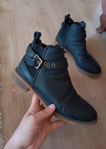Kemer Detaylı Siyah Deri Kadın Bot