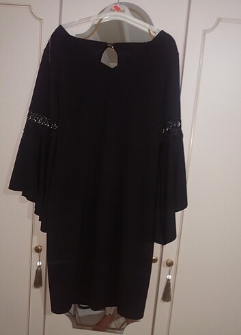 Koton Sıyah koları volanlı v yakalı elbise