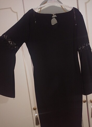 44 Beden siyah Renk Sıyah koları volanlı v yakalı elbise