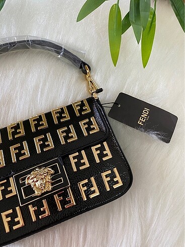 Fendi logolu kol çantası