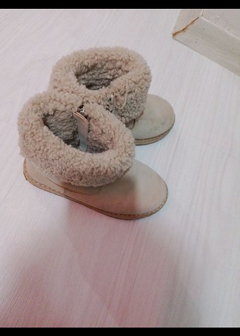 Zara Kız Çocuk Bej Kürklü Bot