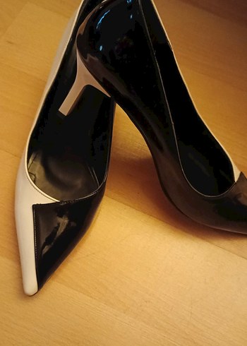 Siyah-beyaz kadın stilettosu40 no ama 39 daha uygun