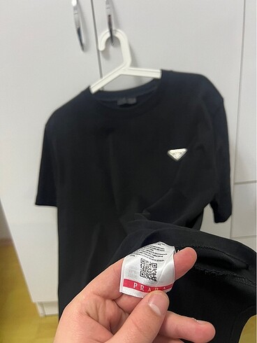 l Beden siyah Renk Prada tshirt