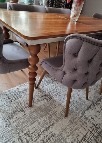 American Vintage Gri Kapitone Sandalyeli Ahşap Masa