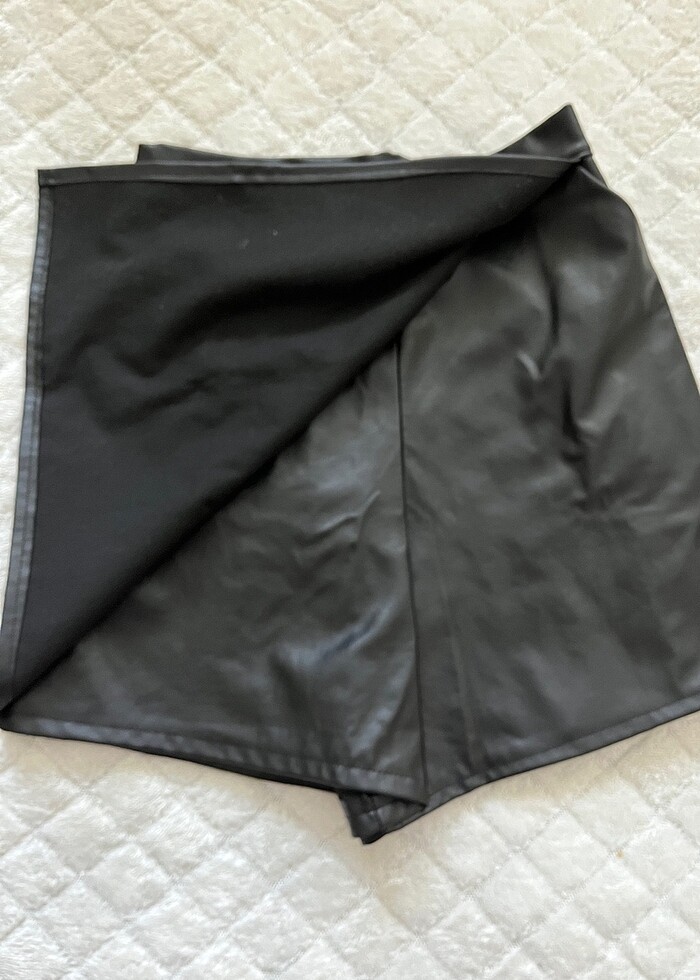 Siyah L beden şort etek suni deri - Görsel 2
