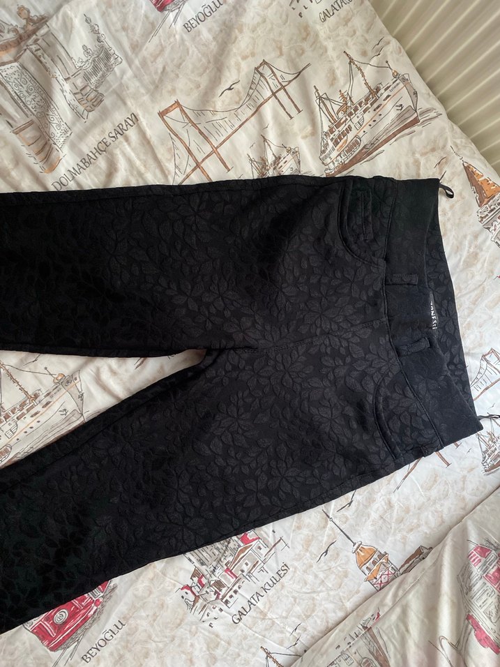 Dantel Detaylı Siyah Dar Kesim Pantolon - Görsel 2