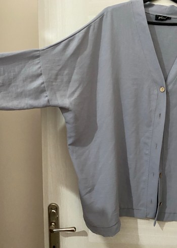 Düğmeli Gri V Yakalı ayrobin kumaş Kadın Gömlek - Görsel 3