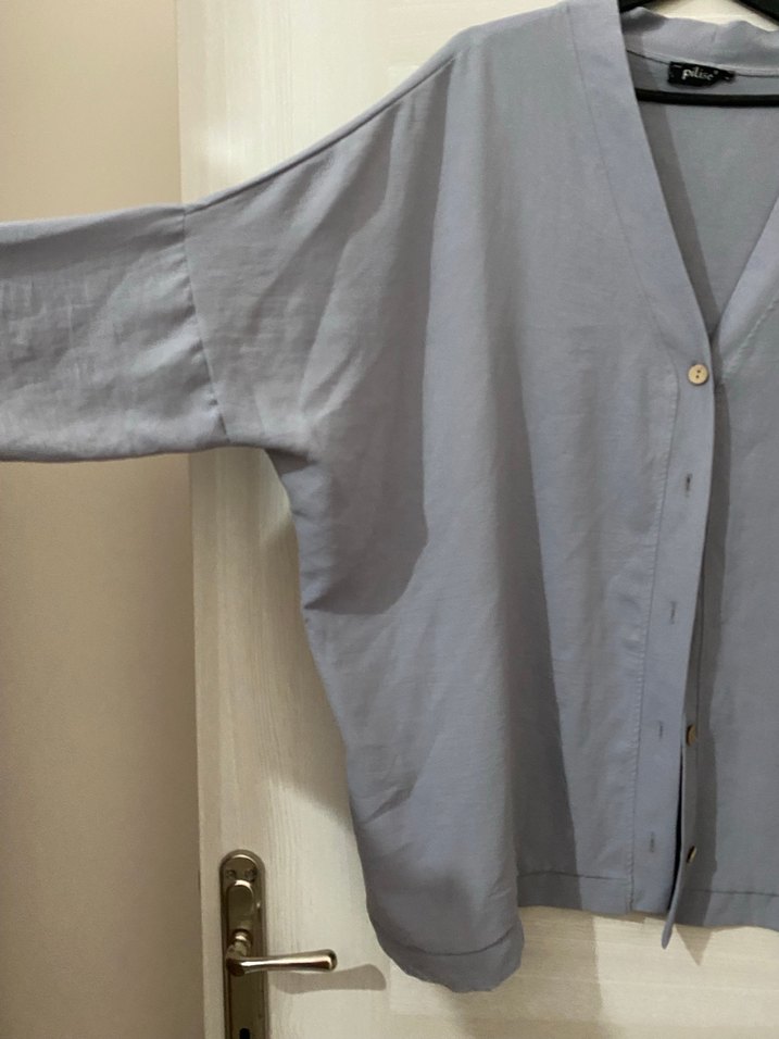 Düğmeli Gri V Yakalı ayrobin kumaş Kadın Gömlek - Görsel 3