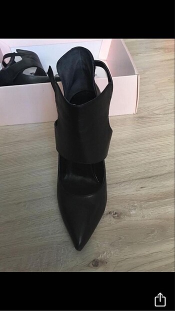 Elle Elle marka, Deri, ince topuklu, şık