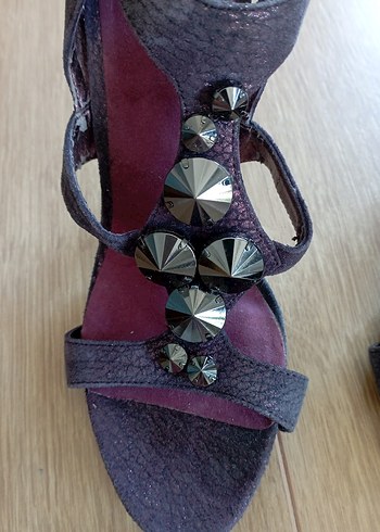 Nine West Mor Süet Yılan Desenli Tokalı Topuklu Ayakkabı