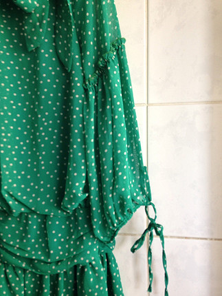 Yeşil puantiyeli kısa elbise 
