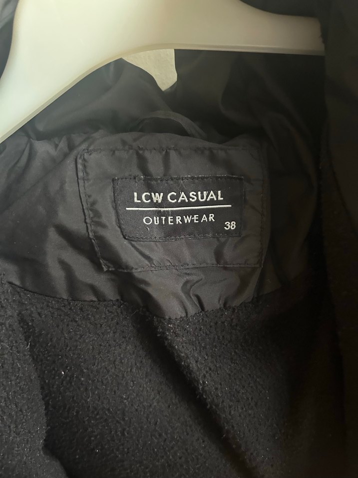 Sokak Stili Siyah Kürklü Kadın Mont - Görsel 3