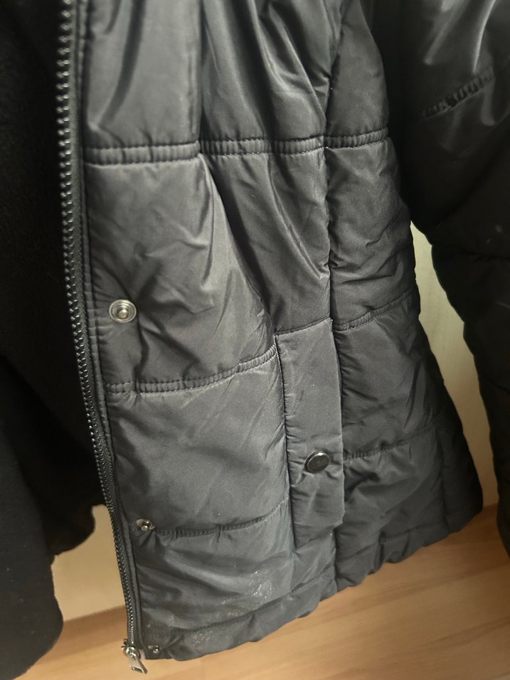 Sokak Stili Siyah Kürklü Kadın Mont - Görsel 4