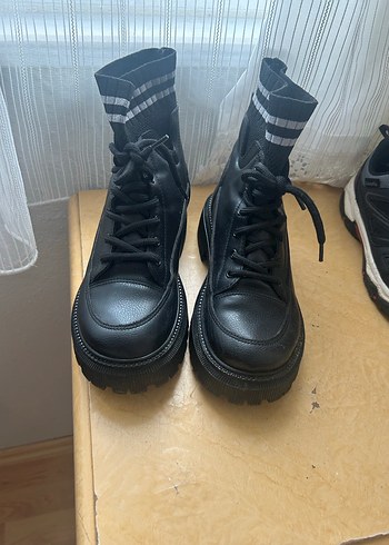 Siyah Elastik Bilekli Kadın Bot - Görsel 2