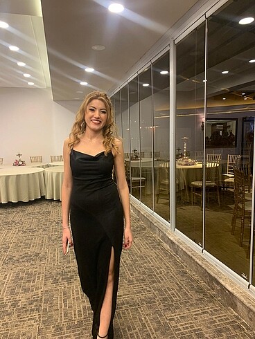Trendyol & Milla Taş askı detaylı siyah yırtmaçlı abiye