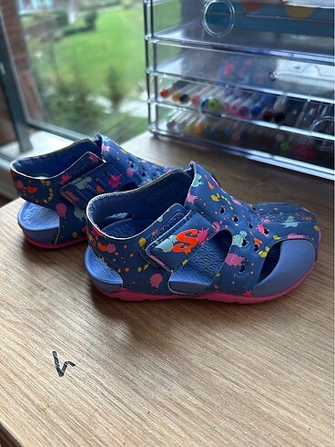 22 Beden Kiz cocuk Skechers sandalet
