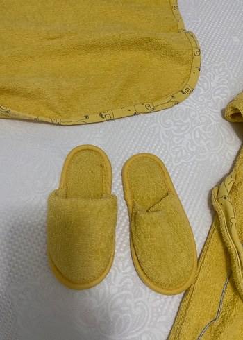 Sarı Nakışlı Erkek Çocuk Bornoz ve Terlik Seti - Görsel 2