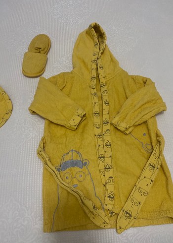 Sarı Nakışlı Erkek Çocuk Bornoz ve Terlik Seti - Görsel 3