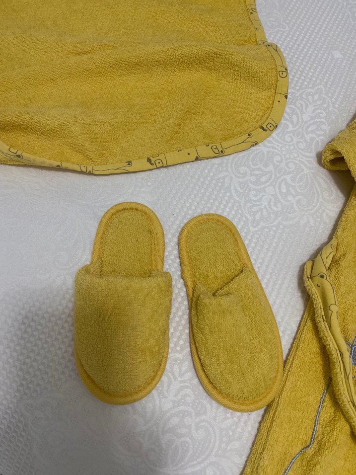 Sarı Nakışlı Erkek Çocuk Bornoz ve Terlik Seti - Görsel 2