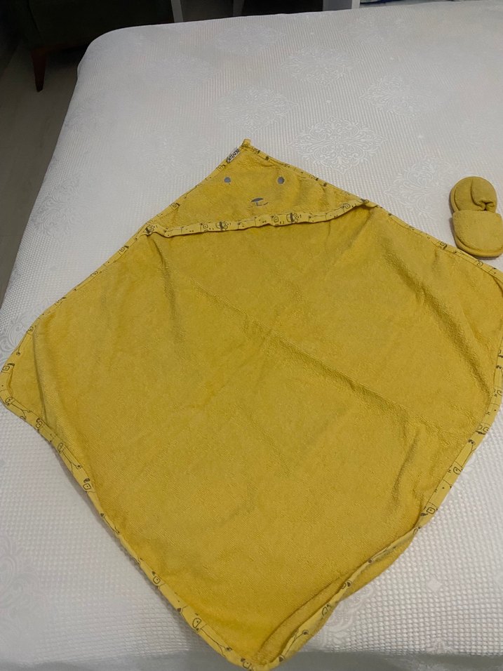 Sarı Nakışlı Erkek Çocuk Bornoz ve Terlik Seti - Görsel 4