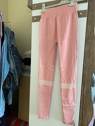 Tayt pembe t shırt 3 adet sarı gömlek mavi bluz beyaz bluz turu