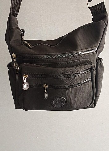 Siyah çapraz kol çantası 