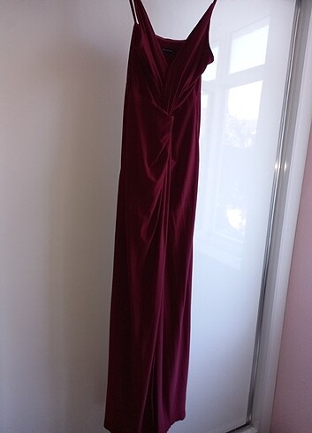 Bordo Yırtmaçlı Askılı Elbise