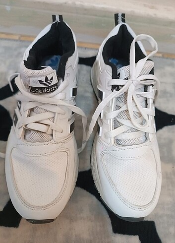 Beyaz spor ayakkabısı 