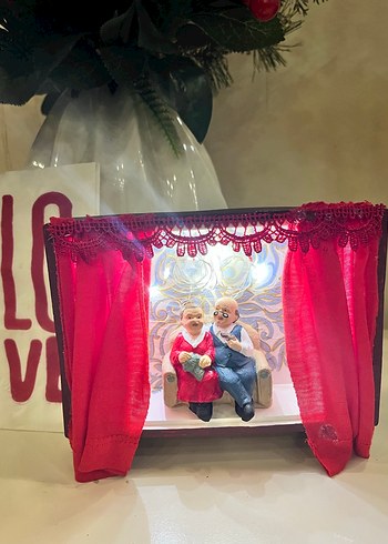 Kırmızı Perde Detaylı Figürin Sahnesi - Görsel 3