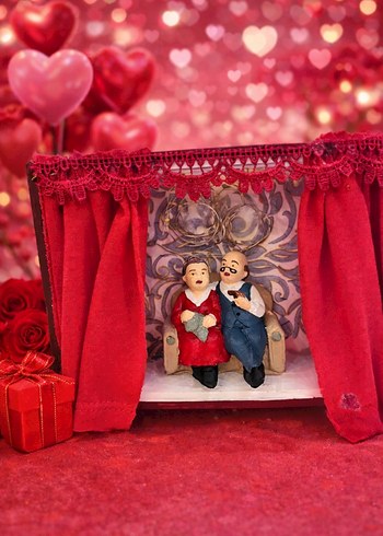 Kırmızı Perde Detaylı Figürin Sahnesi - Görsel 2