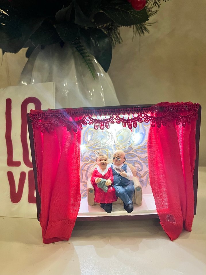 Kırmızı Perde Detaylı Figürin Sahnesi - Görsel 3