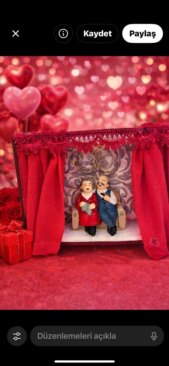 Kırmızı Perde Detaylı Figürin Sahnesi - Görsel 2