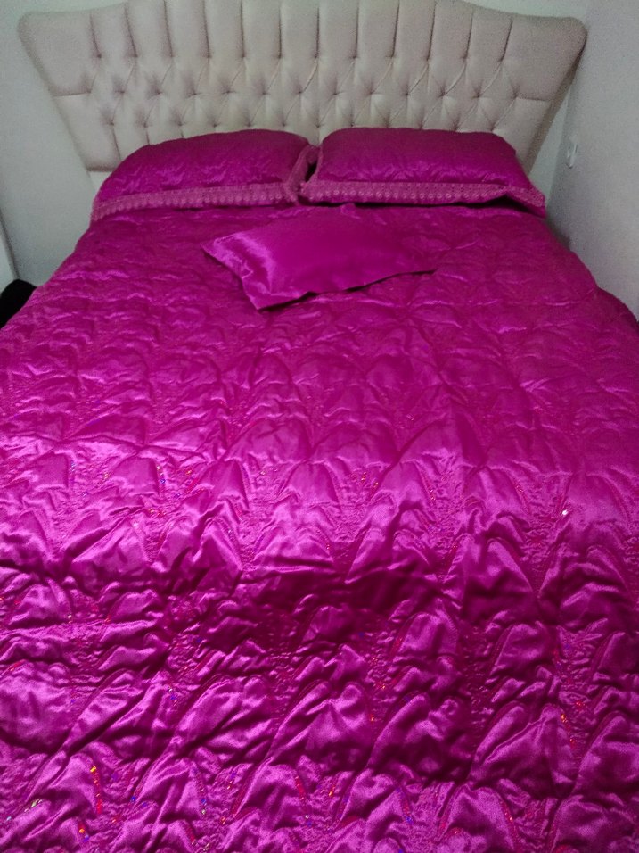 İşlemeli Parlak Pembe Yatak Örtüsü - Görsel 3