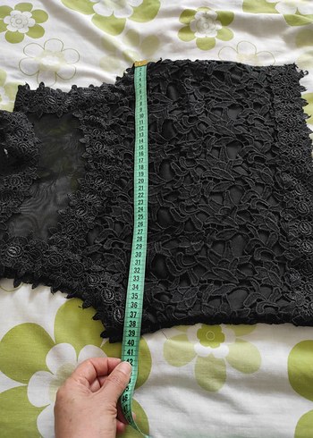 Dantel İşlemeli Siyah Yüksek Yakalı Kolsuz Bluz - Görsel 3