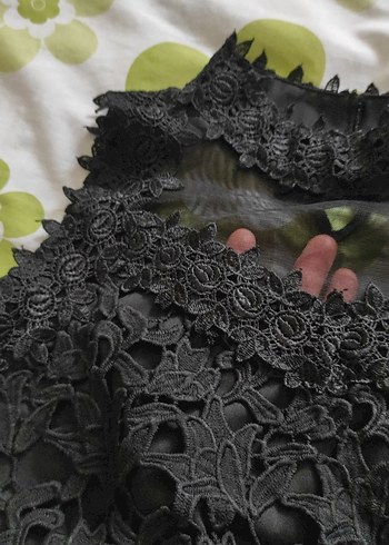 Dantel İşlemeli Siyah Yüksek Yakalı Kolsuz Bluz - Görsel 14