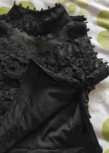 Dantel İşlemeli Siyah Yüksek Yakalı Kolsuz Bluz - Görsel 12