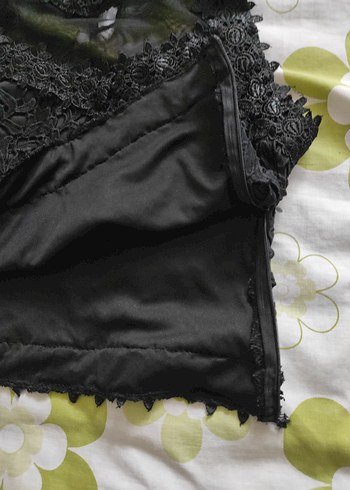 Dantel İşlemeli Siyah Yüksek Yakalı Kolsuz Bluz - Görsel 5