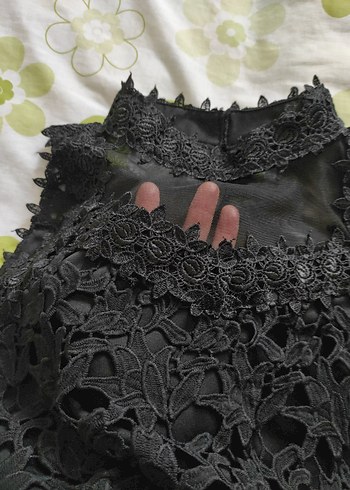 Dantel İşlemeli Siyah Yüksek Yakalı Kolsuz Bluz - Görsel 8