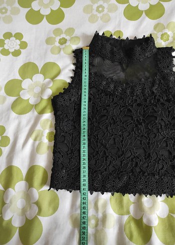 Dantel İşlemeli Siyah Yüksek Yakalı Kolsuz Bluz - Görsel 2