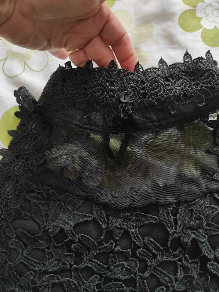 Dantel İşlemeli Siyah Yüksek Yakalı Kolsuz Bluz - Görsel 4