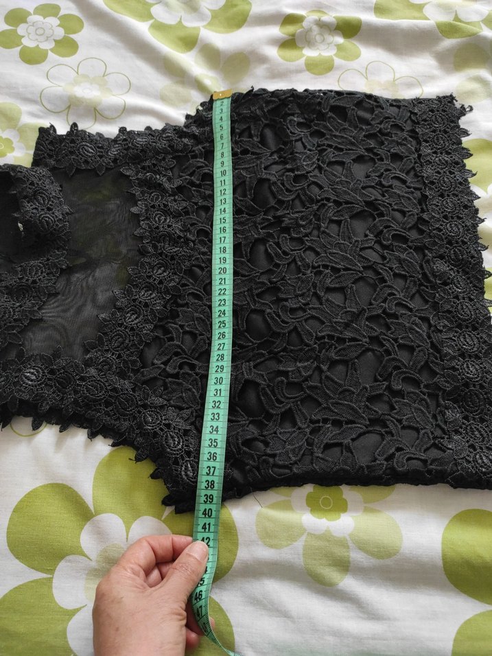 Dantel İşlemeli Siyah Yüksek Yakalı Kolsuz Bluz - Görsel 3