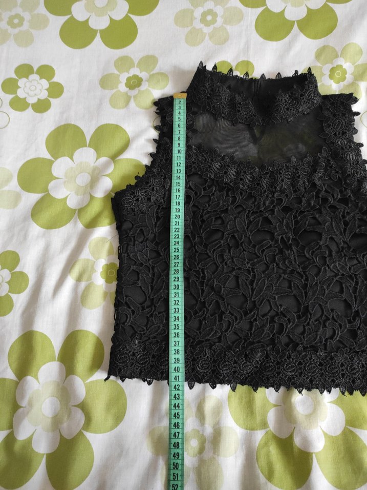 Dantel İşlemeli Siyah Yüksek Yakalı Kolsuz Bluz - Görsel 2