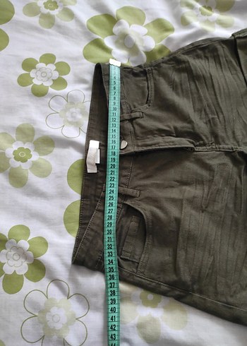 Düğmeli Keten Haki Mini Şort - Görsel 3